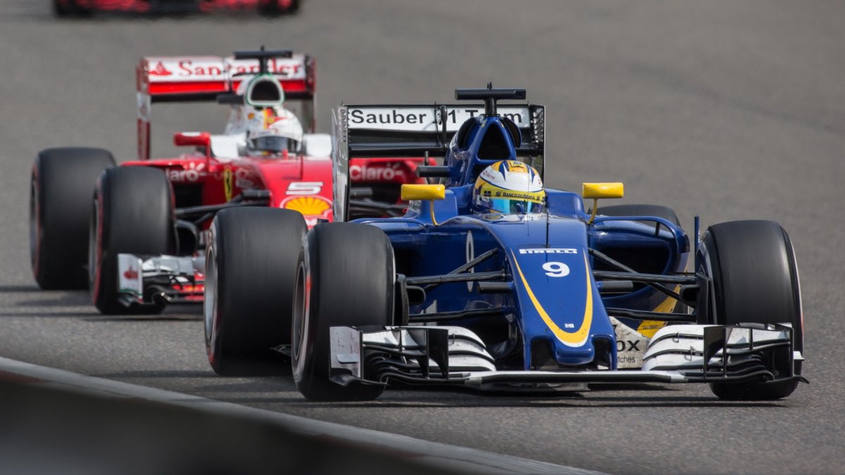 Marcus Ericsson a Sebastian Vettel v závodě v Číně