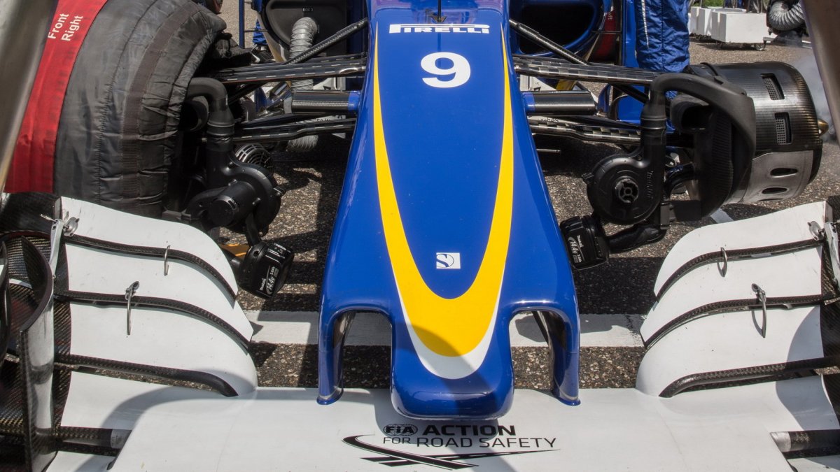 Přední křídlo vozu Sauber C35 - Ferrari v závodě v Číně