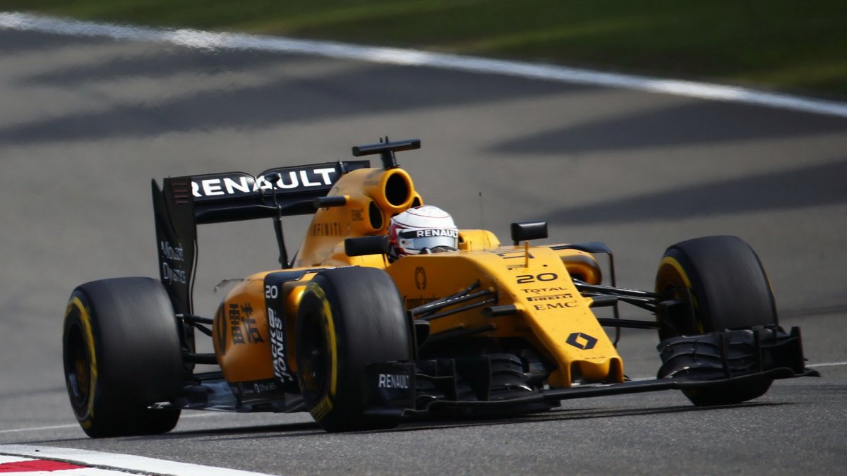 Kevin Magnussen v závodě v Číně