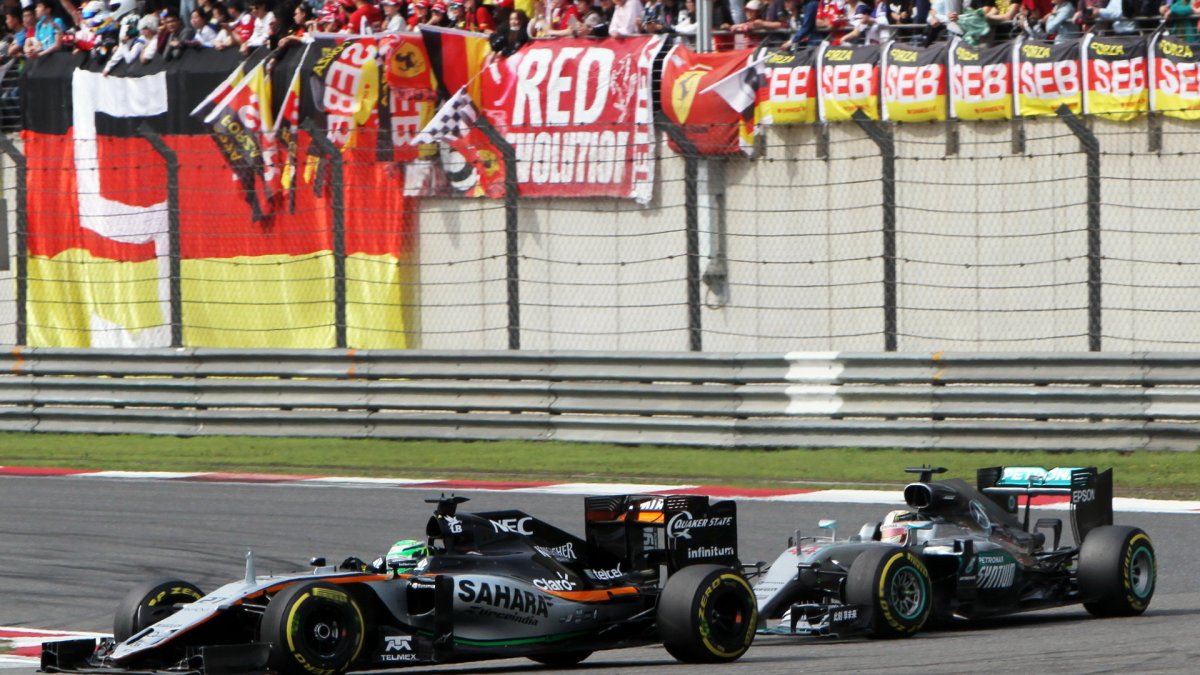 Nico Hülkenberg a Lewis Hamilton v závodě v Číně