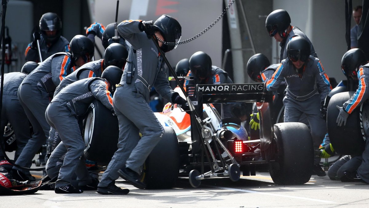 Rio Harjanto při zastávce v boxech v závodě v Číně