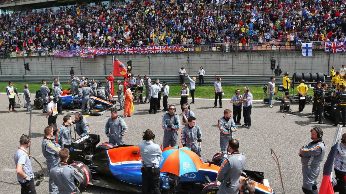 Pascal Wehrlein a Rio Harjanto před závodem v Číně