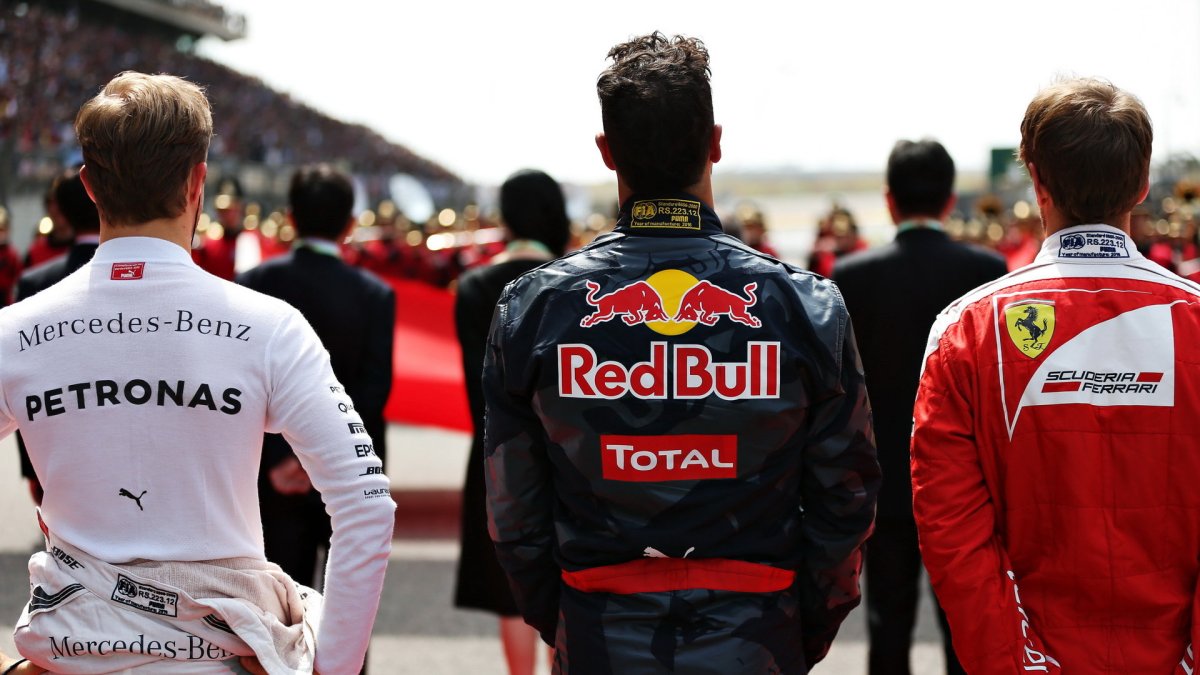 Nico Rosberg, Daniel Ricciardo a Sebastian Vettel před závodem v Číně