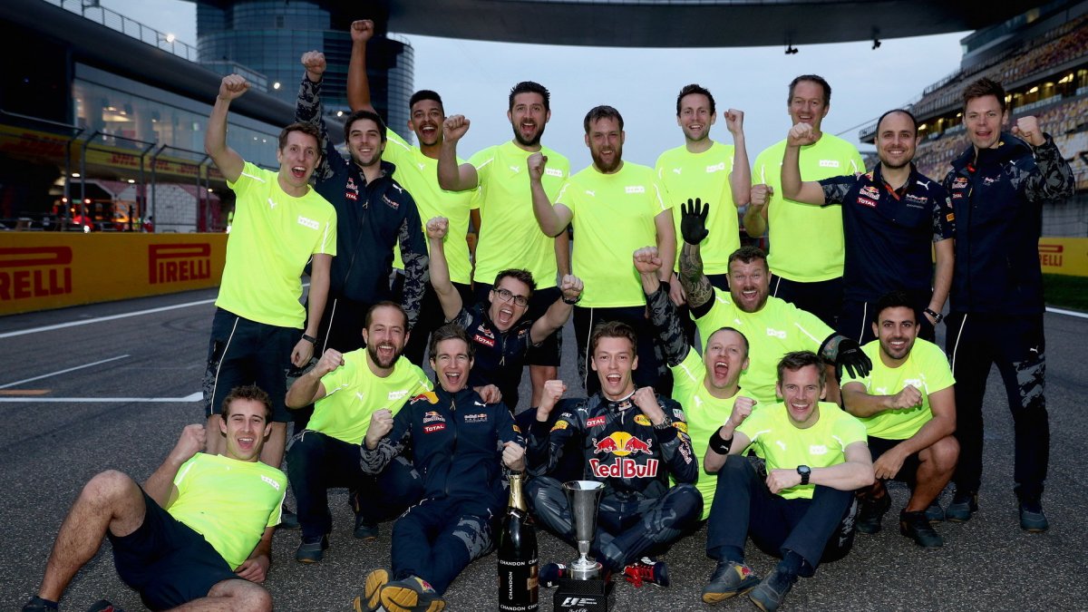 Daniil Kvjat se svými mechaniky po závodě v Číně