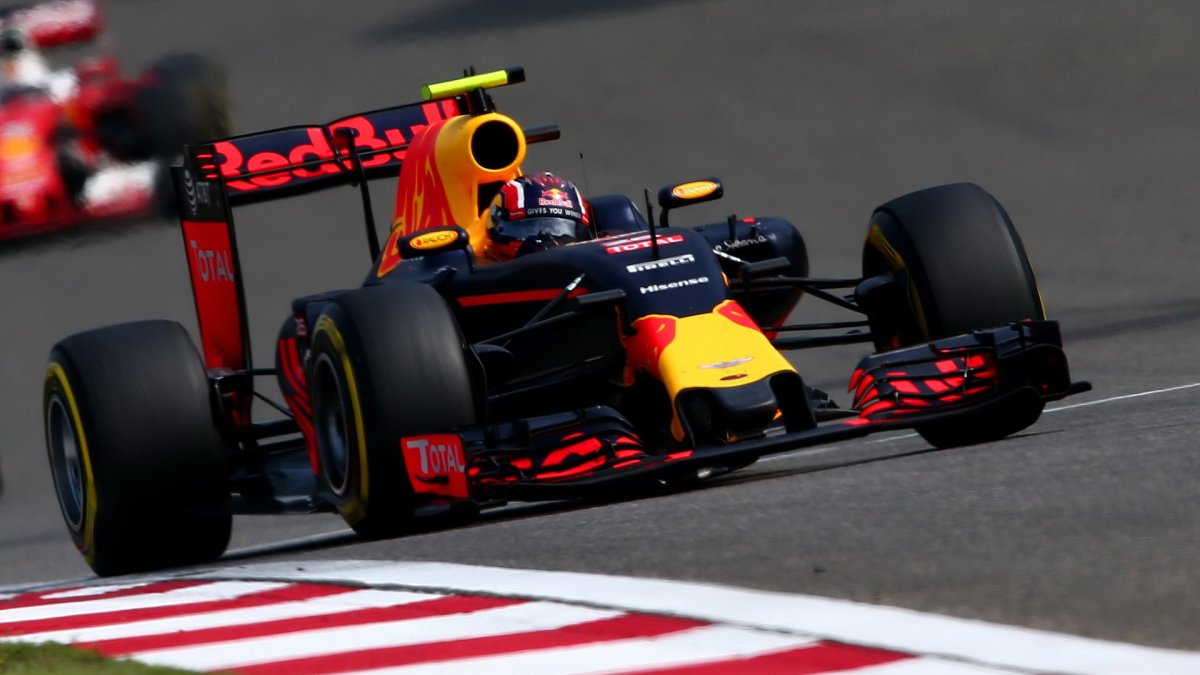 Daniil Kvjat v závodě v Číně