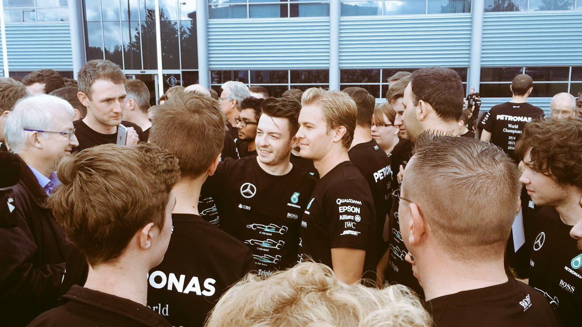 Nico Rosberg se fotí se zaměstnanci