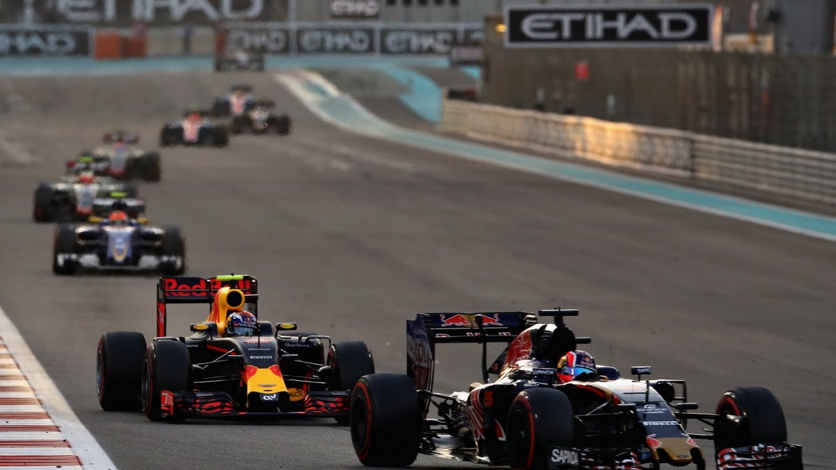 Daniil Kvjat a Max Verstappen v závodě v Abú Zabí