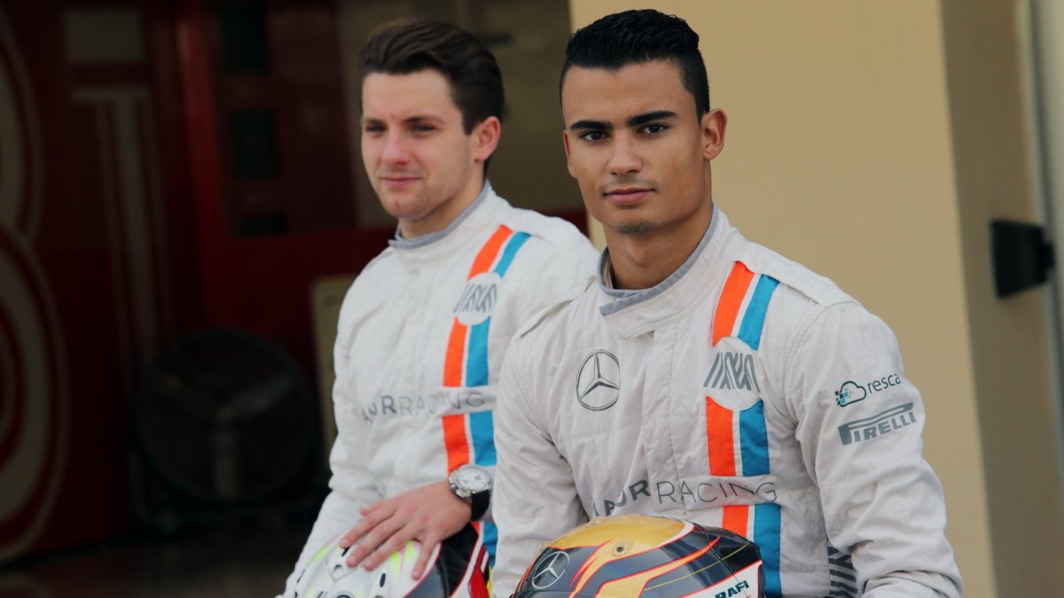 Pascal Wehrlein a Jordan KIng v Abú Zabí