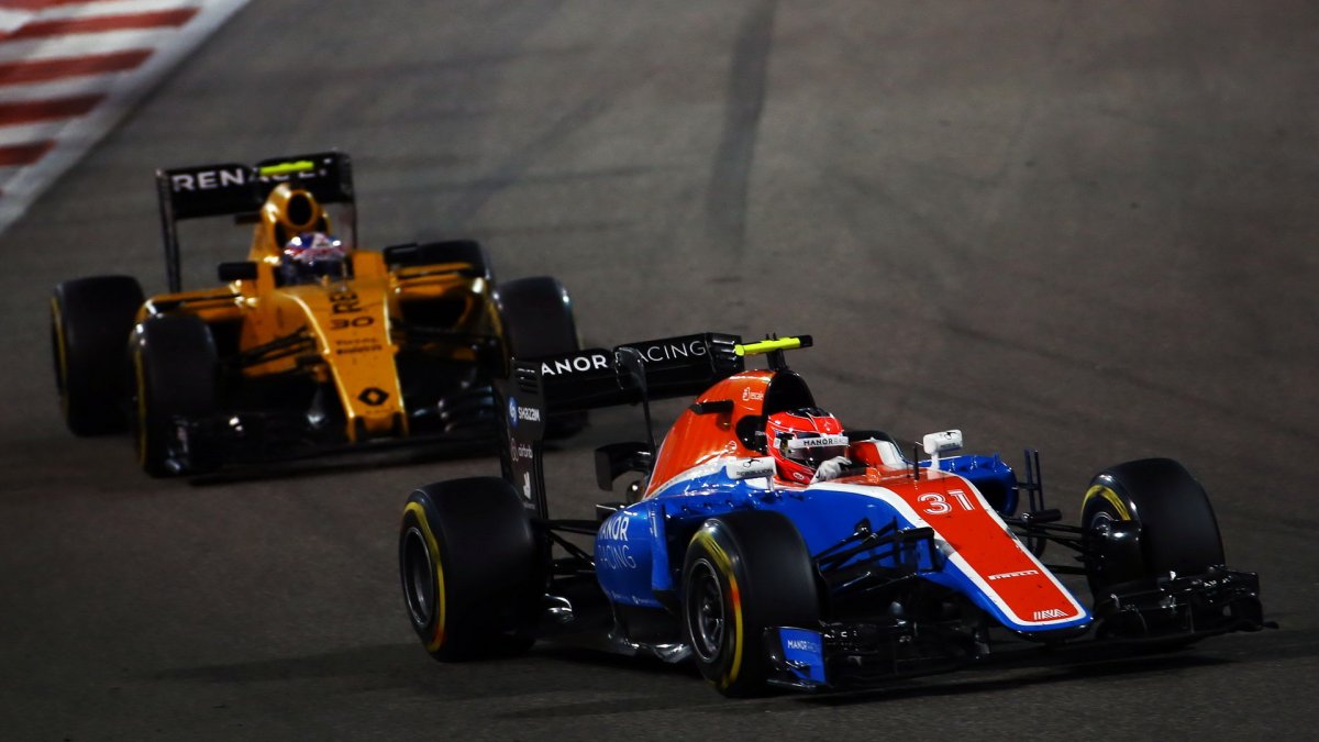 Esteban Ocon a Jolyon Palmer v závodě v Abú Zabí