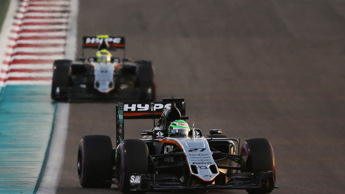 Nico Hülkenberg a Sergio Pérez v závodě v Abú Zabí