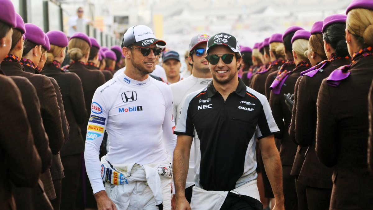 Jenson Button a Sergio Pérez v Abú Zabí