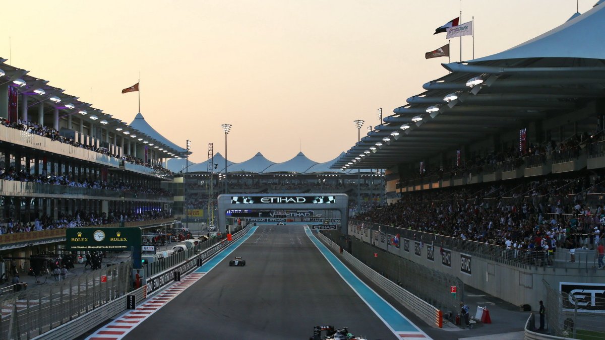 Nico Hülkenberg v závodě v Abú Zabí
