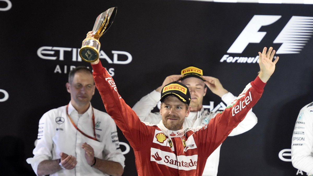 Sebastian Vettel  na pódium se svou trofejí za třetí místo v závodě Abú Zabí