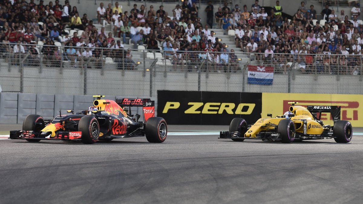 Max Verstappen a Jolyon Palmer v závodě v Abú Zabí