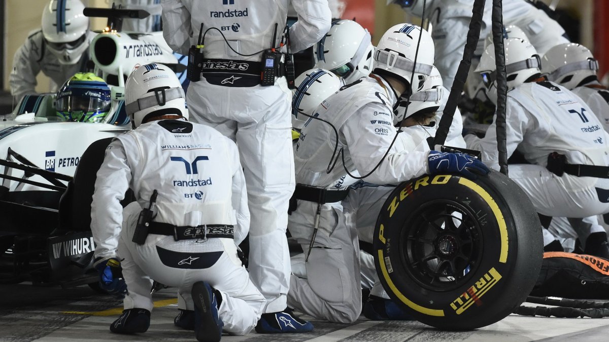 Felipe Massa v boxech v závodě v Abú Zabí