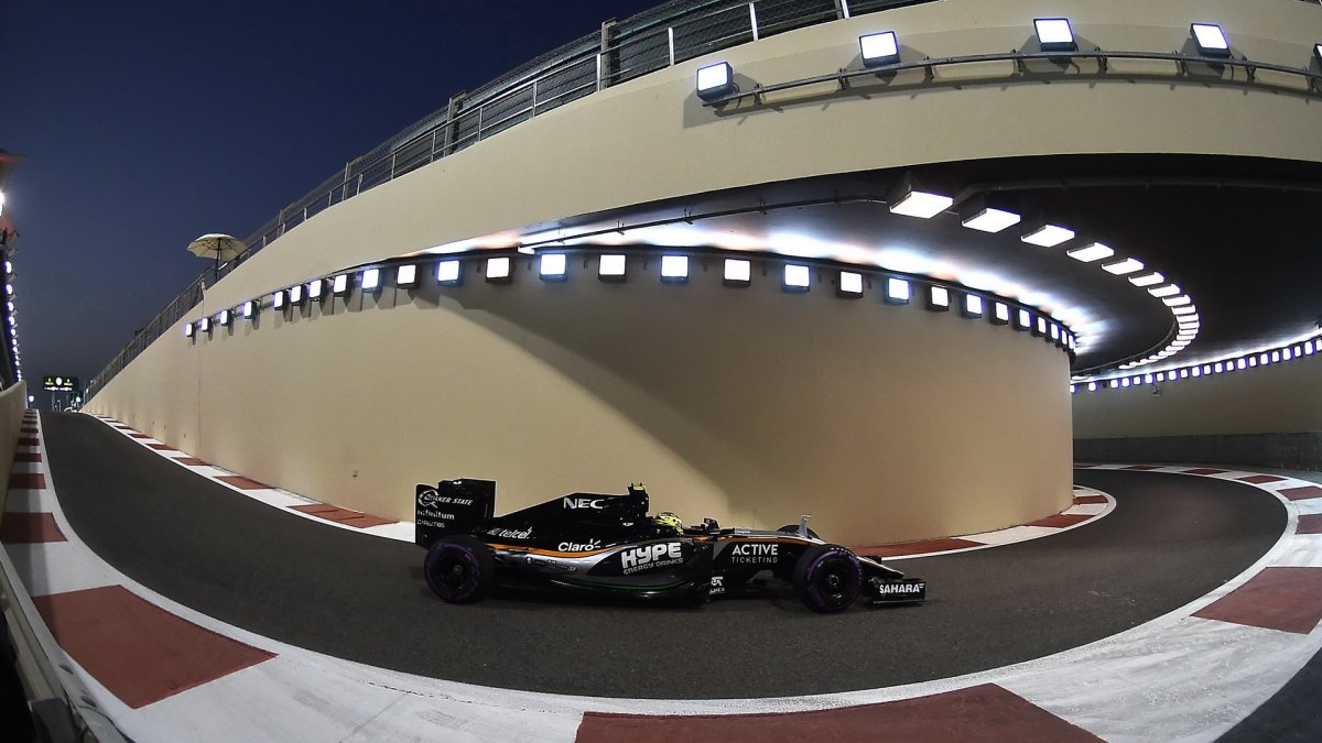 Sergio Pérez vyjíždí z pitlane pod tunel v závodě v Abú Zabí