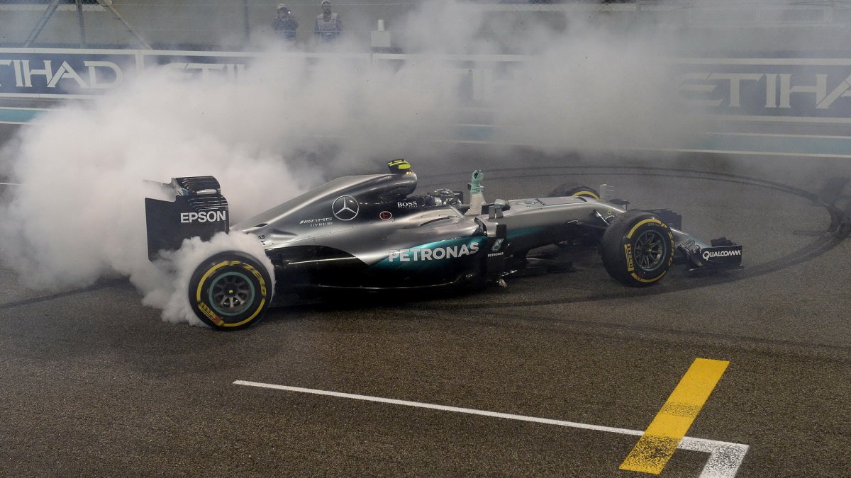 Nico Rosberg se raduje z titulu mistra světa po závodě v Abú Zabí