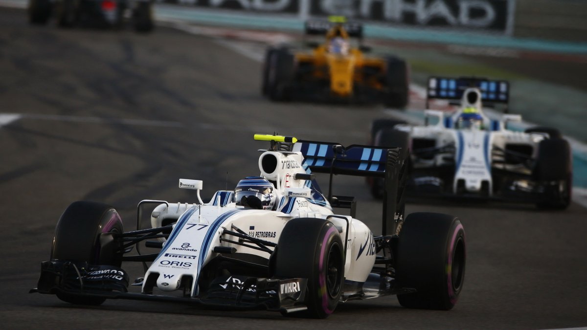 Valtteri Bottas a Felipe Massa v závodě v Abú Zabí