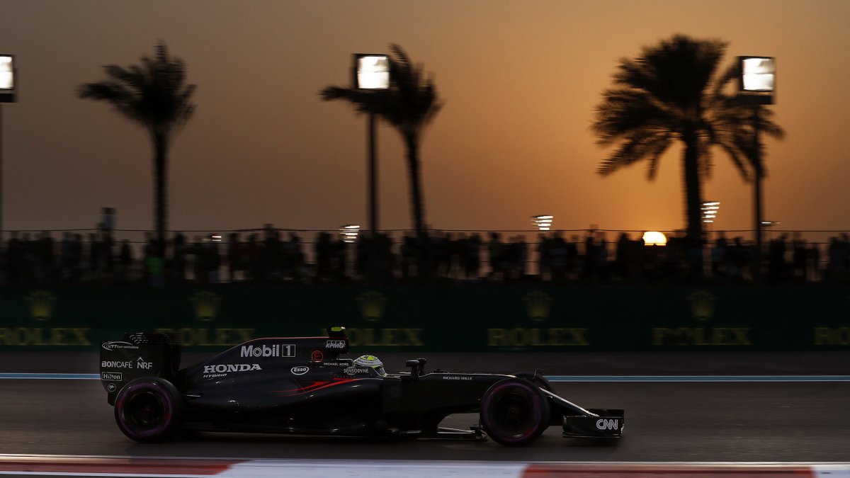 Jenson Button v závodě v Abú Zabí