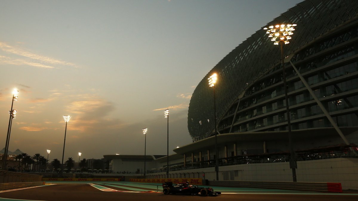 Fernando Alonso v závodě v Abú Zabí