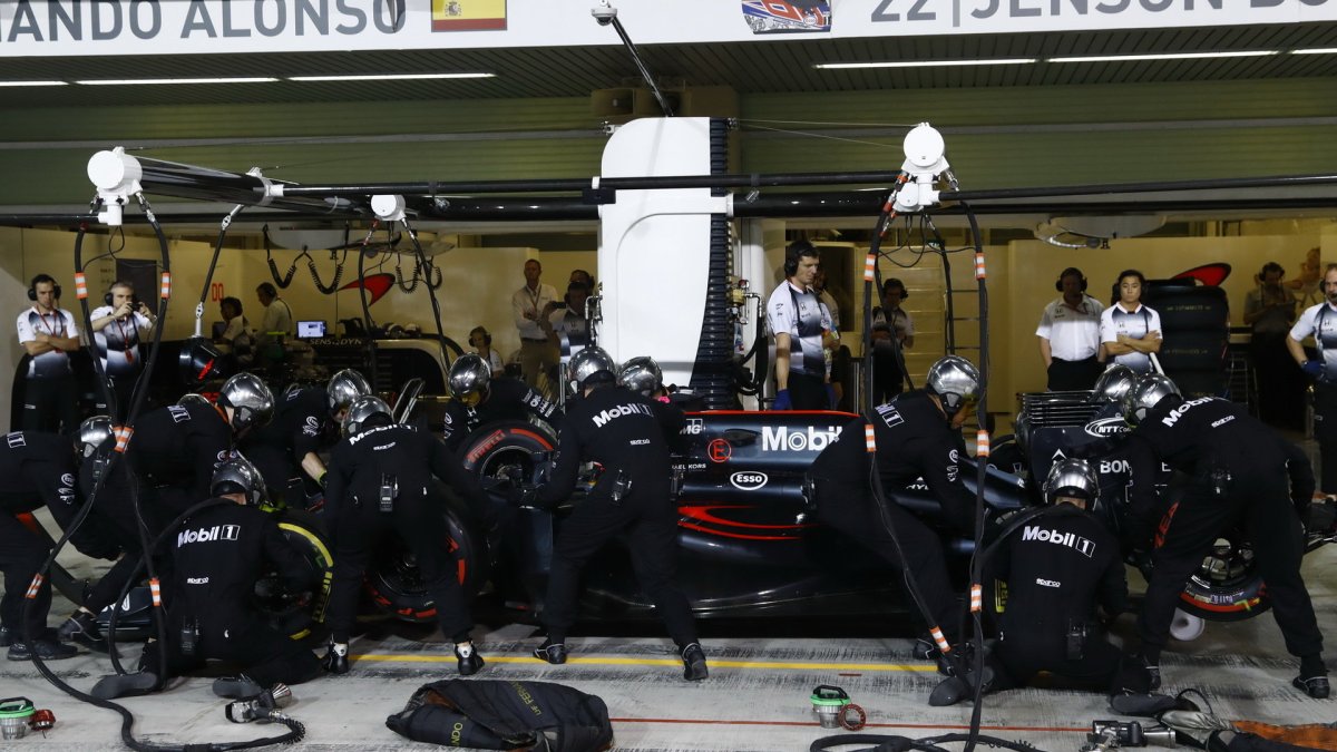 Fernando Alonso v závodě v Abú Zabí