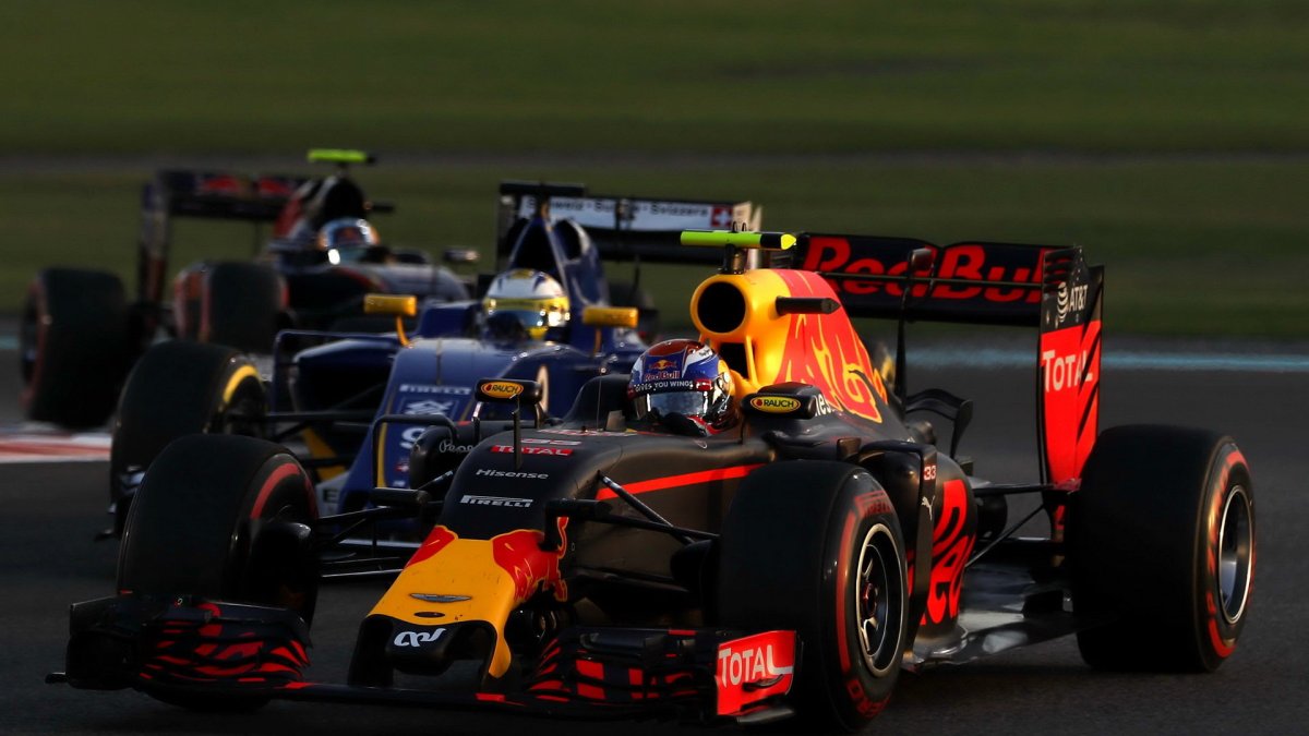Max Verstappen v závodě v Abú Zabí