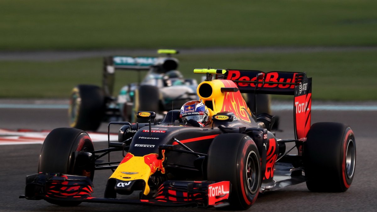 Max Verstappen v závodě v Abú Zabí