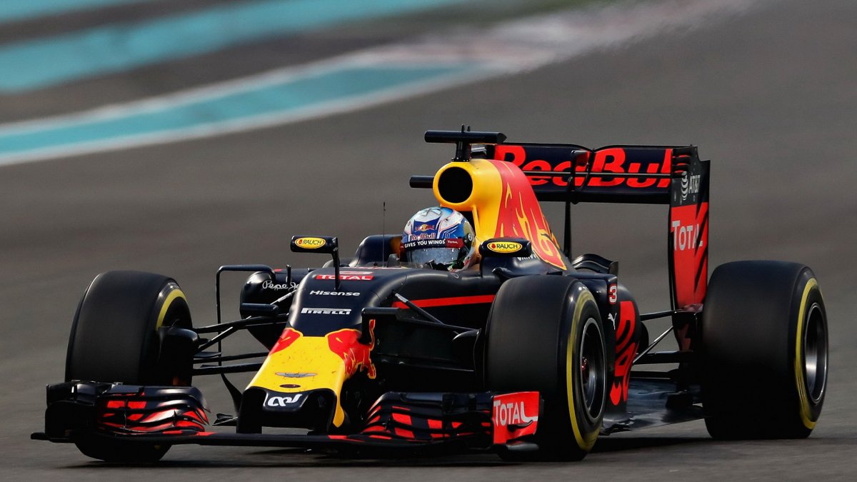 Daniel Ricciardo v závodě v Abú Zabí