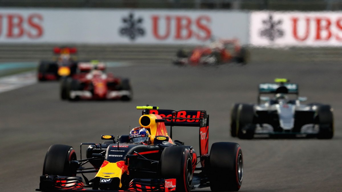 Max Verstappen v závodě v Abú Zabí