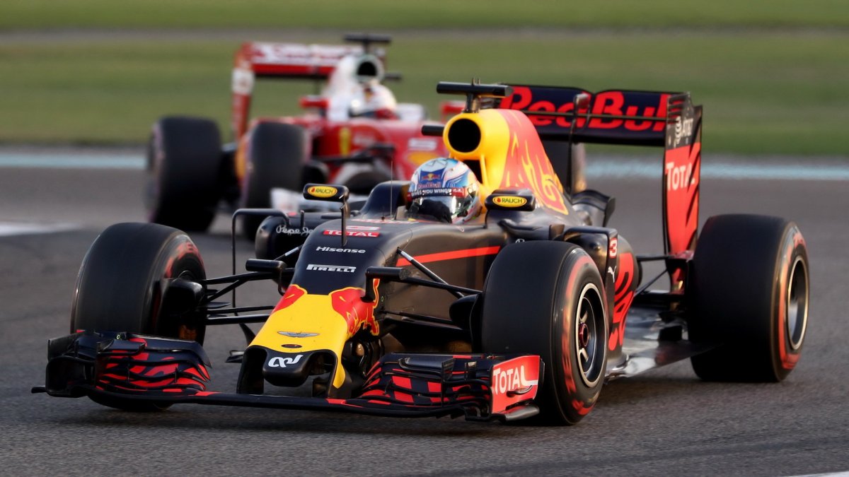 Daniel Ricciardo v závodě v Abú Zabí