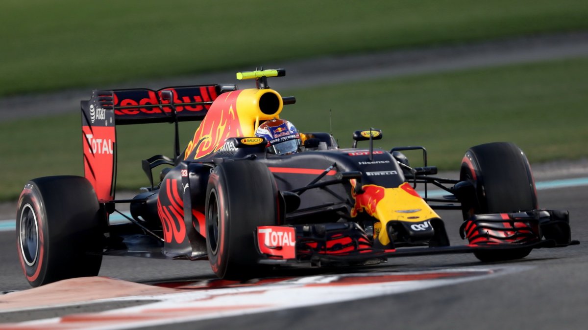 Max Verstappen v závodě v Abú Zabí