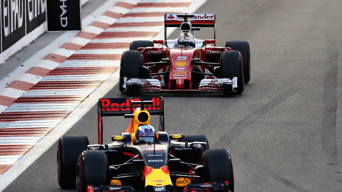 Daniel Ricciardo a Sebastian Vettel v závodě v Abú Zabí