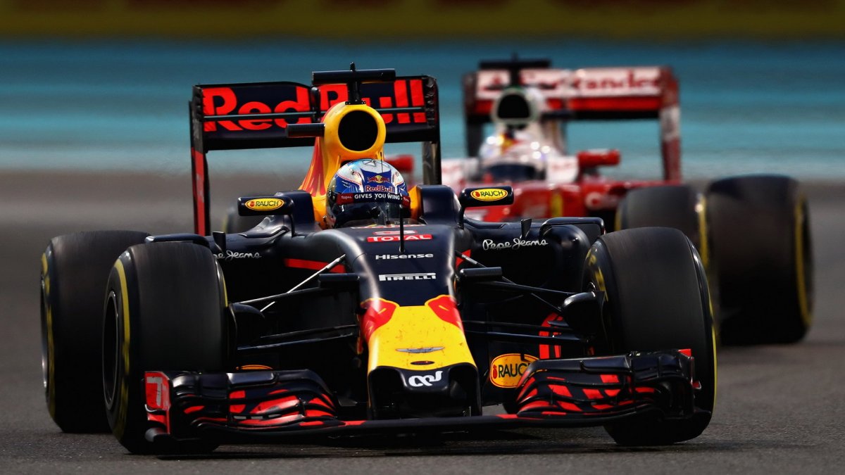 Daniel Ricciardo v závodě v Abú Zabí