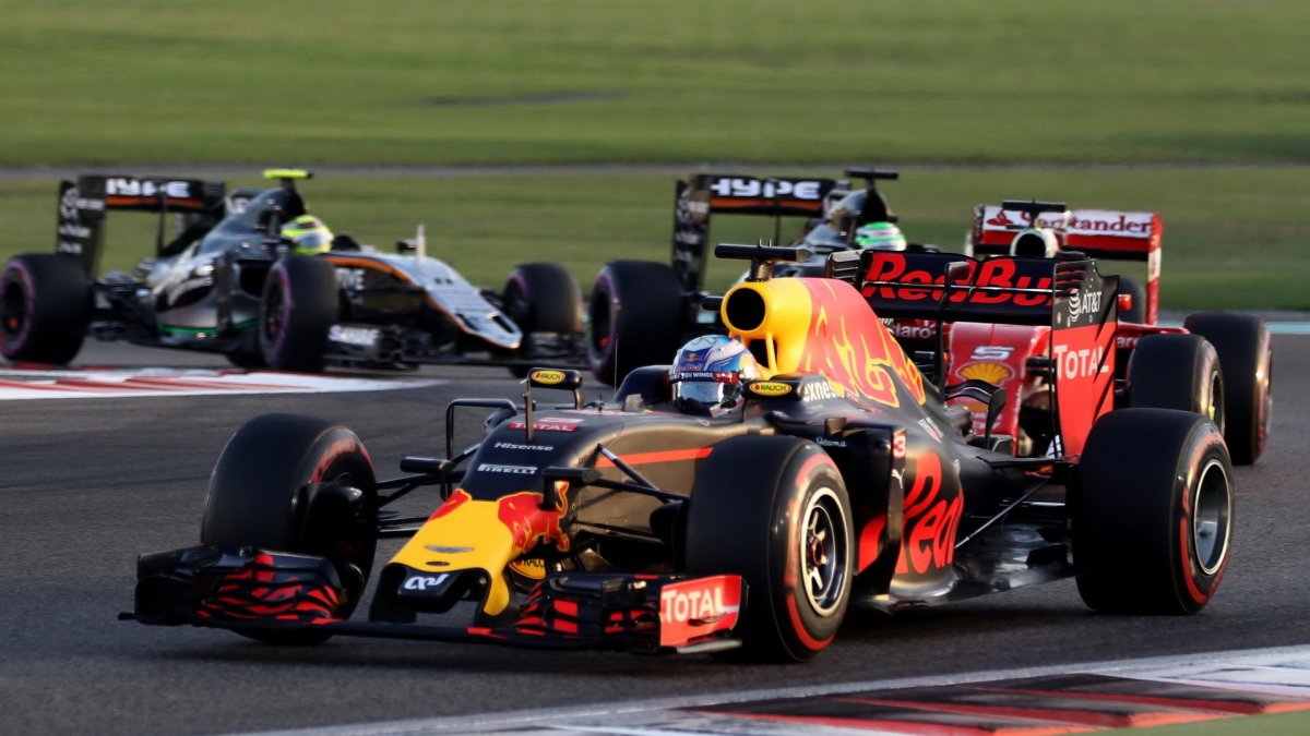 Daniel Ricciardo v závodě v Abú Zabí