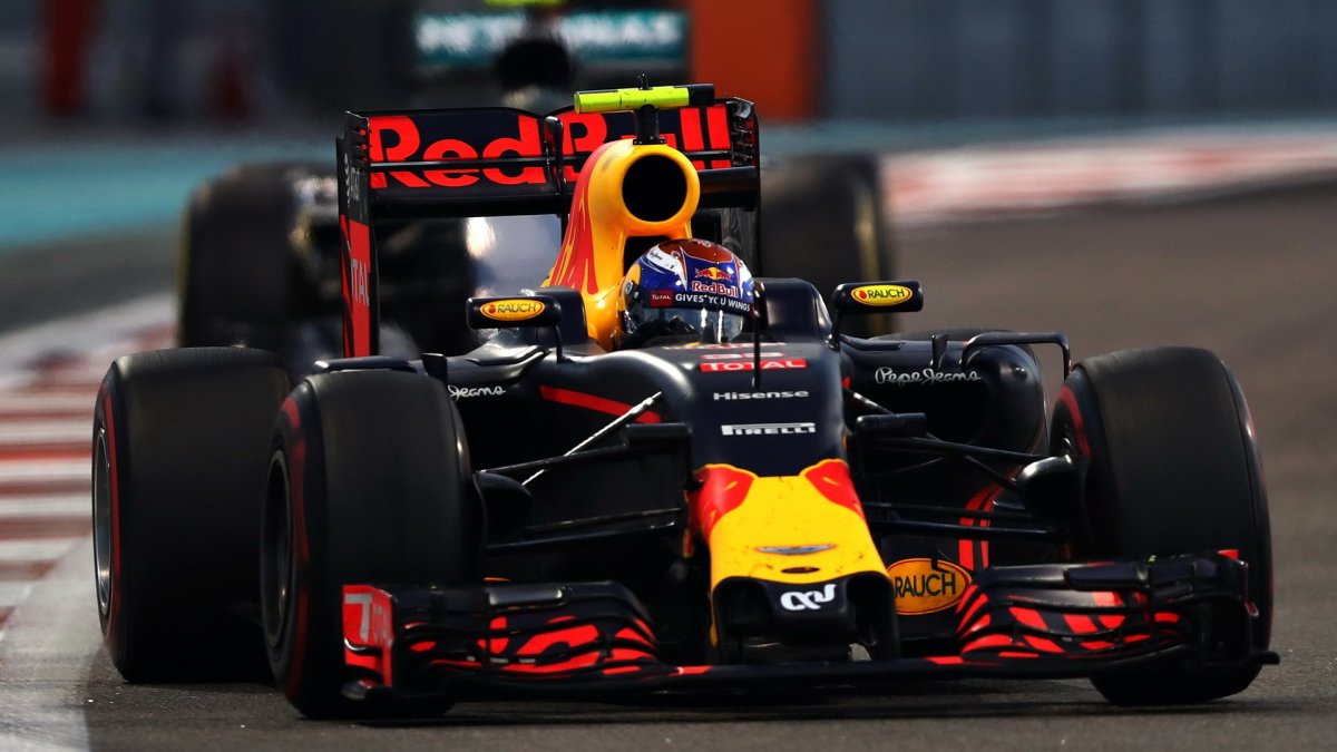 Max Verstappen v závodě v Abú Zabí