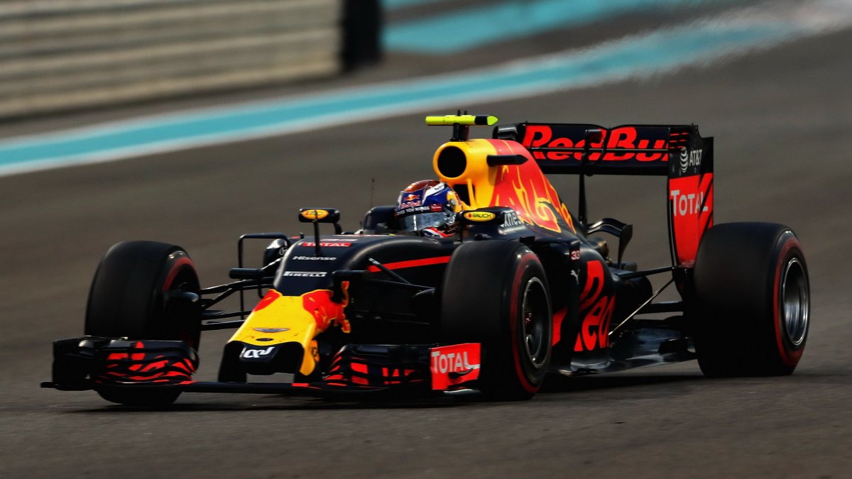 Max Verstappen v závodě v Abú Zabí
