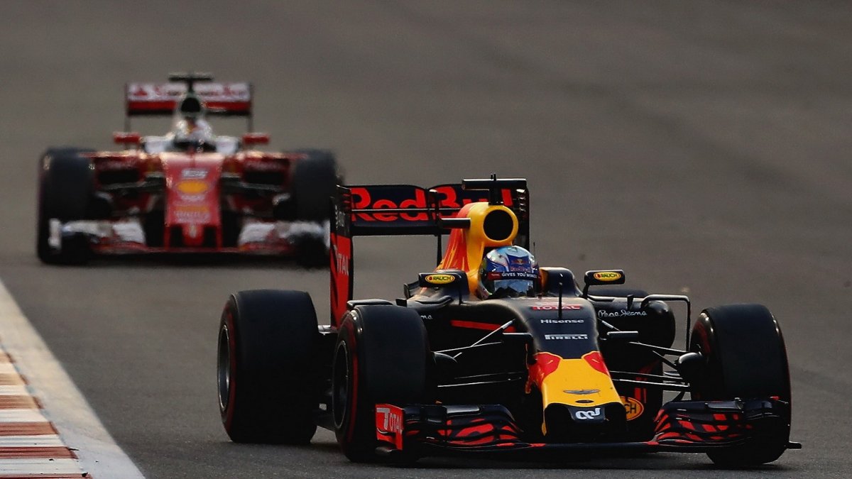 Daniel Ricciardo a Sebastian Vettel v závodě v Abú Zabí