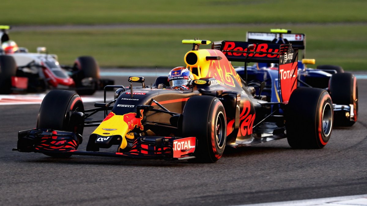 Max Verstappen v závodě v Abú Zabí