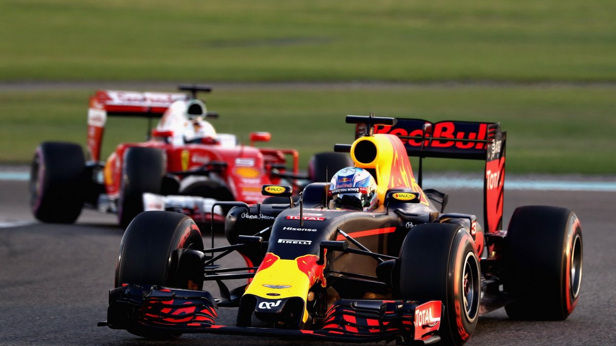 Daniel Ricciardo a Sebastian Vettel v závodě v Abú Zabí