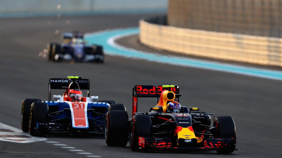 Max Verstappen a Esteban Ocon v závodě v Abú Zabí