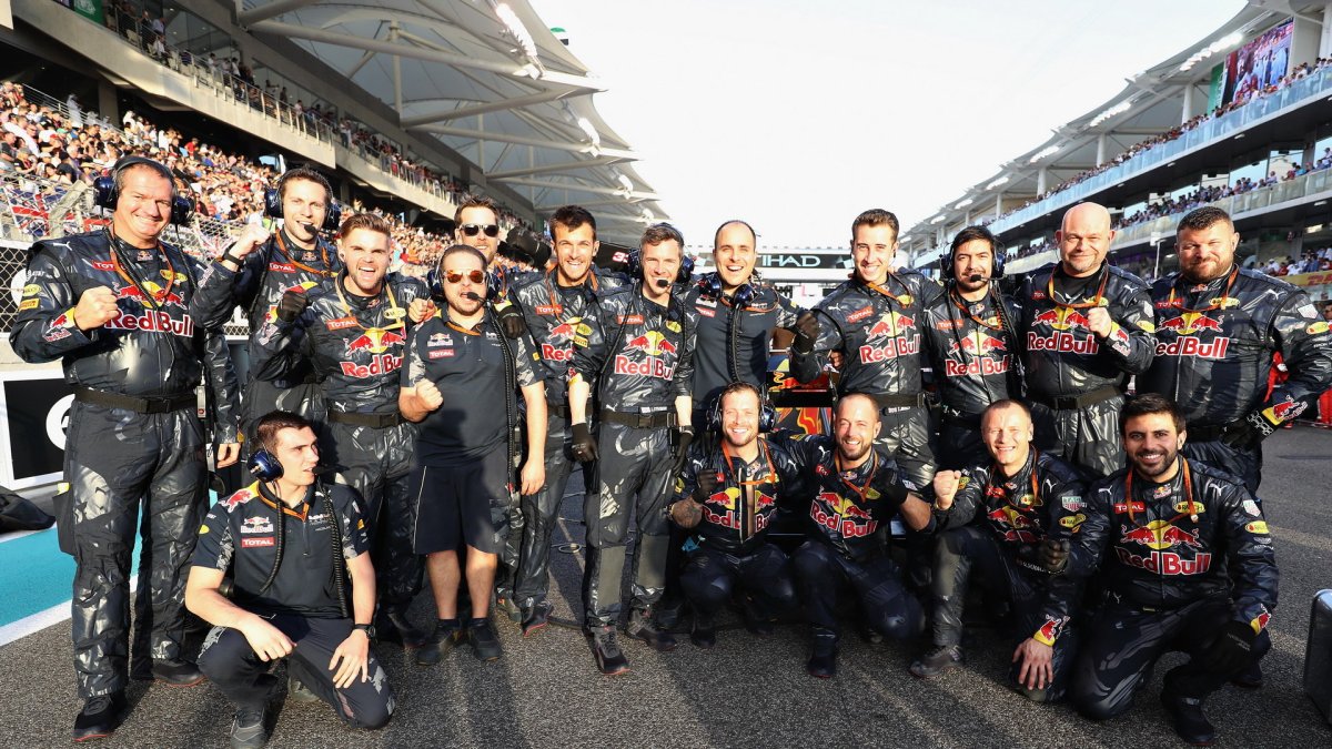 Mechanici týmu Red Bull před závodem v Abú Zabí