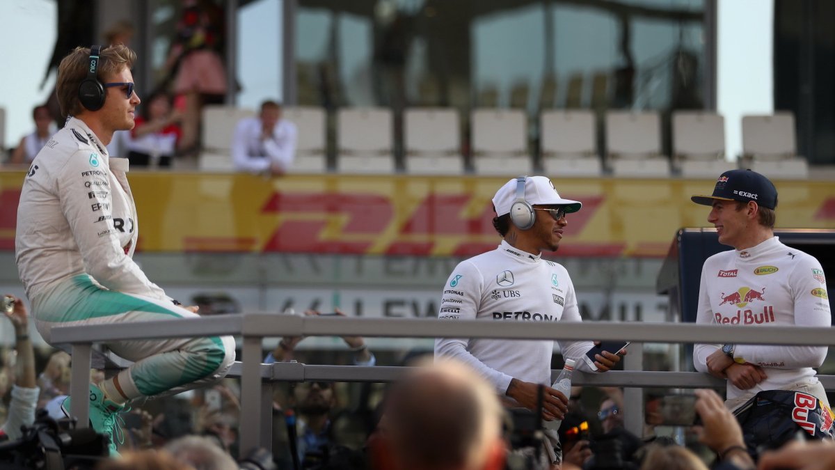 Nico Rosberg, Lewis Hamilton a Max Verstappen před závodem v Abú Zabí