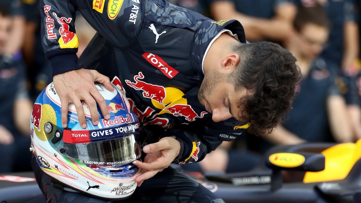 Daniel Ricciardo při týmovém fotografování v Abú Zabí