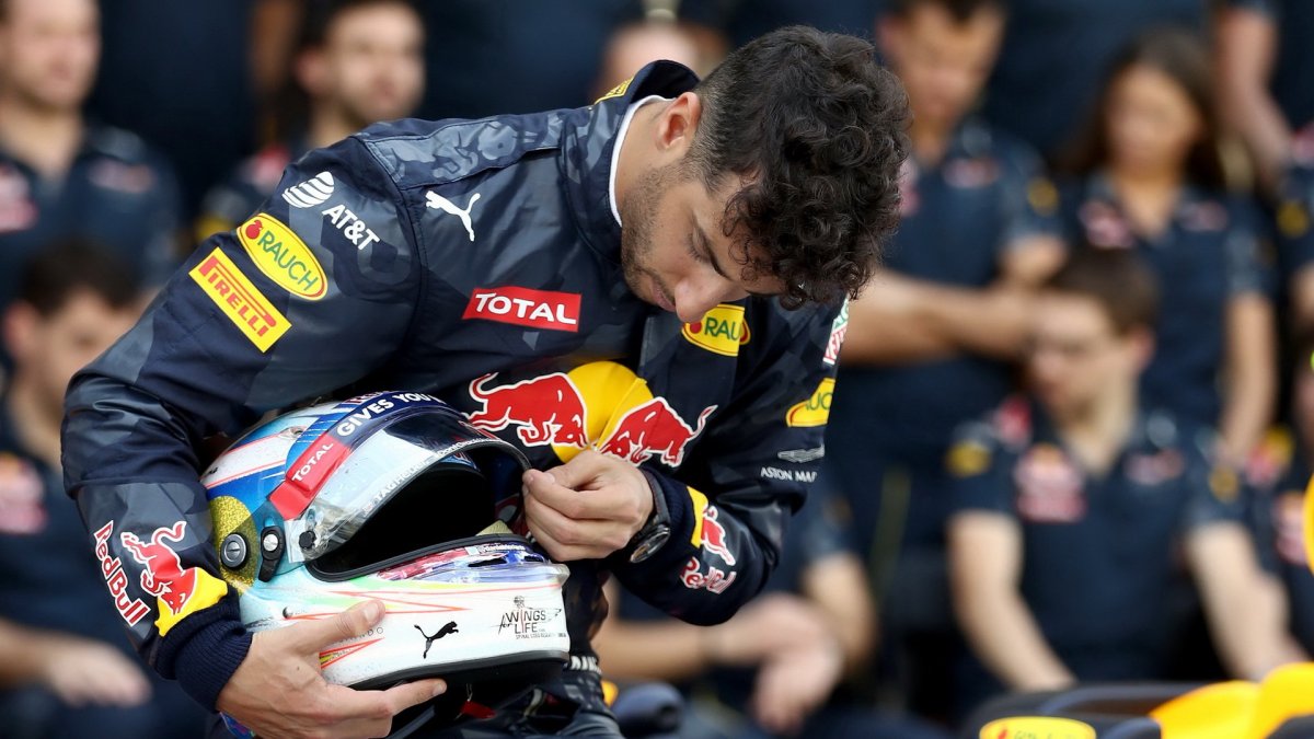 Daniel Ricciardo při týmovém fotografování v Abú Zabí