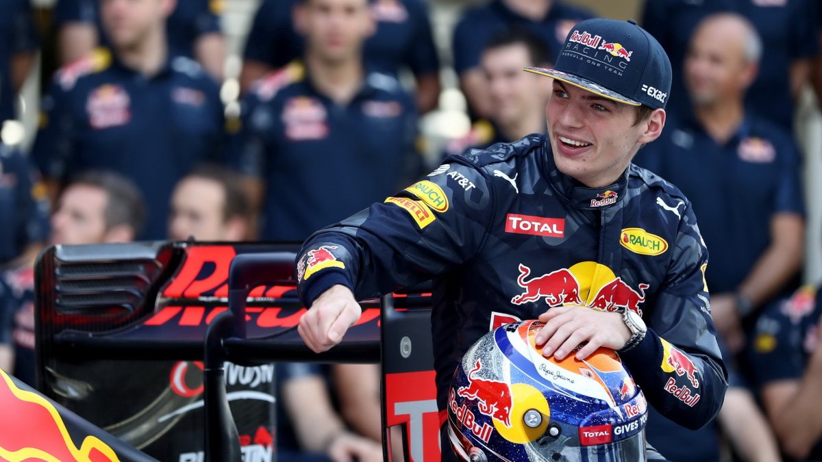 Max Verstappen při týmovém fotografování v Abú Zabí
