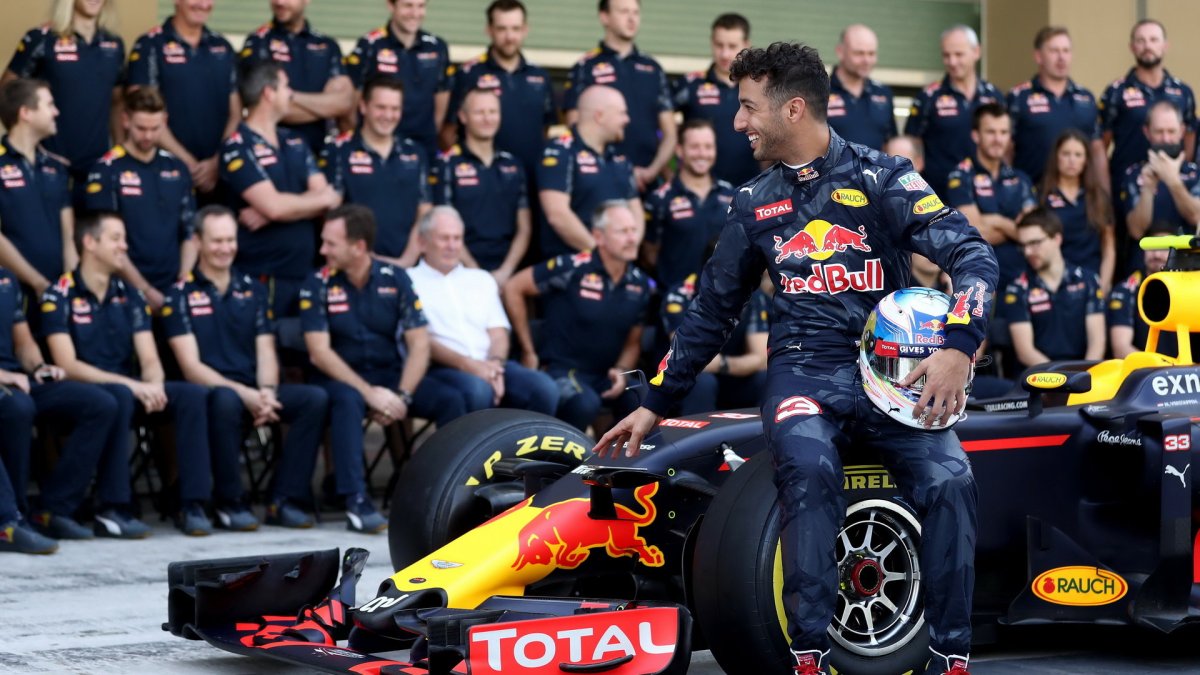 Daniel Ricciardo při týmovém fotografování v Abú Zabí