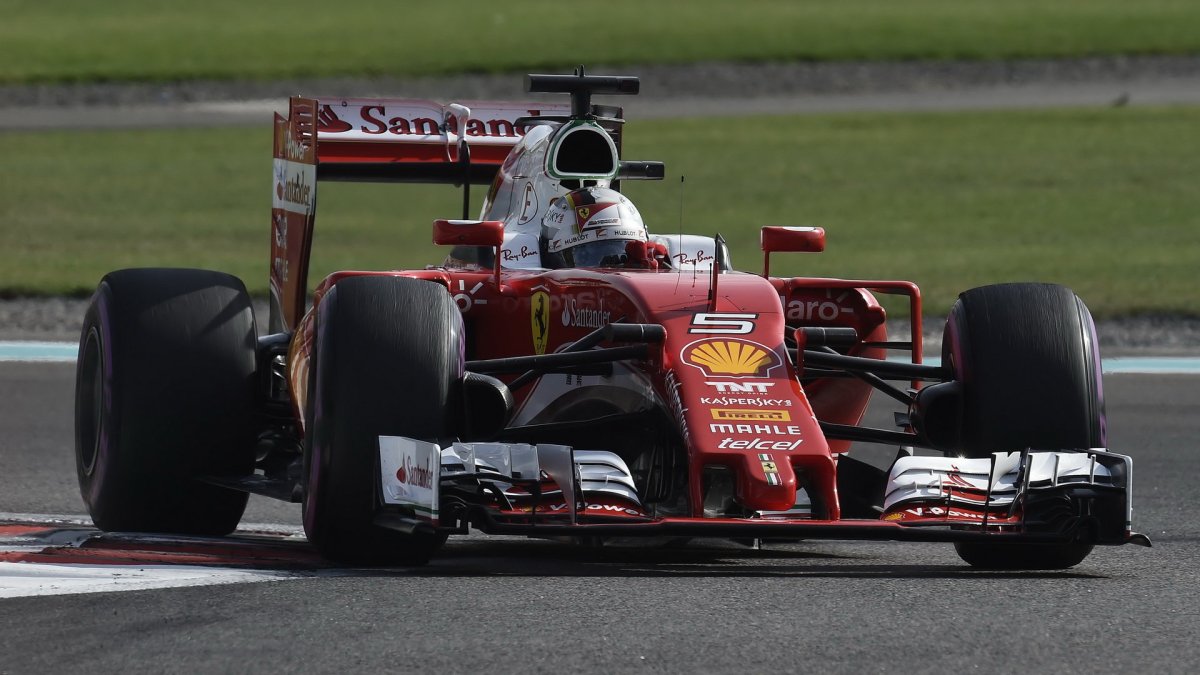 Sebastian Vettel v kvalifikaci v Abú Zabí