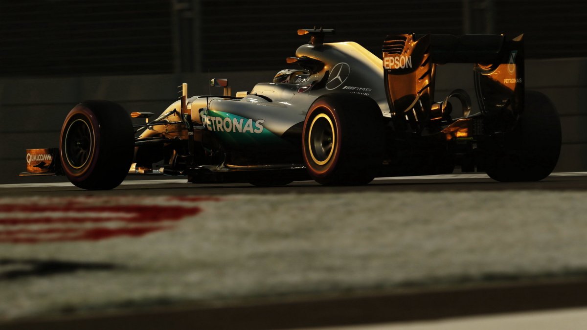 Lewis Hamilton v kvalifikaci v Abú Zabí