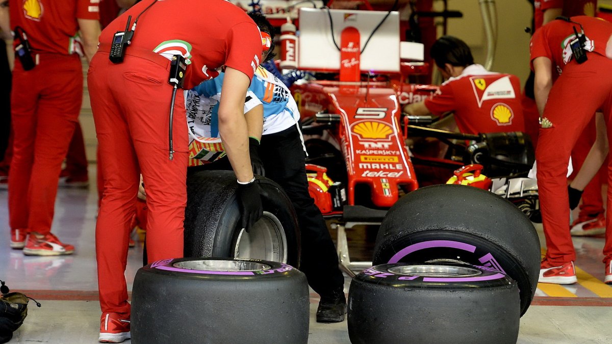 Příprava ultra-měkkých pneumatik u Ferrari v kvalifikaci v Abú Zabí