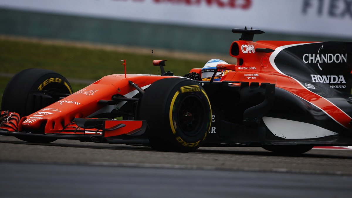 Fernando Alonso s McLarenem v Číně